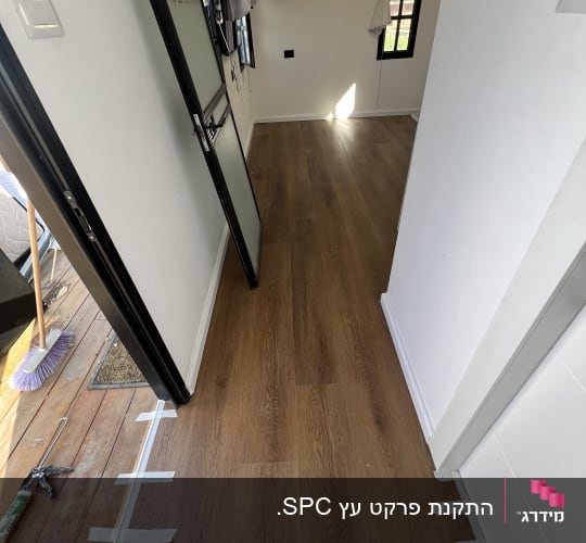 רצפת פרקט חדשה בחדר עם דלתות וחלונות